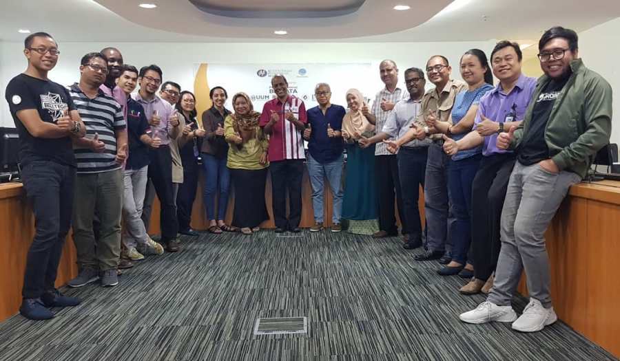 72a11-tegas-and-unimas-academician.jpg